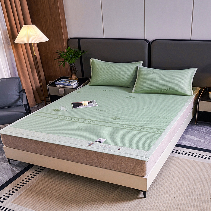 91家纺网 家纺一手货源 找家纺 青雅席业 2025年新款7A抗菌母婴级纯乙纶PE刺绣凉感丝豆豆席 四叶花-绿