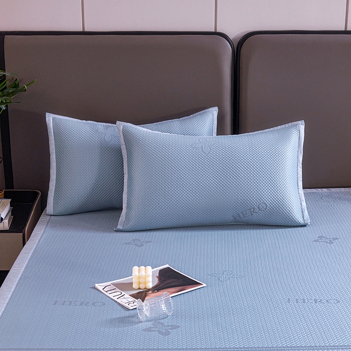 91家纺网 家纺一手货源 找家纺 青雅席业 2025年新款7A抗菌母婴级纯乙纶PE刺绣凉感丝豆豆席 四叶花-蓝