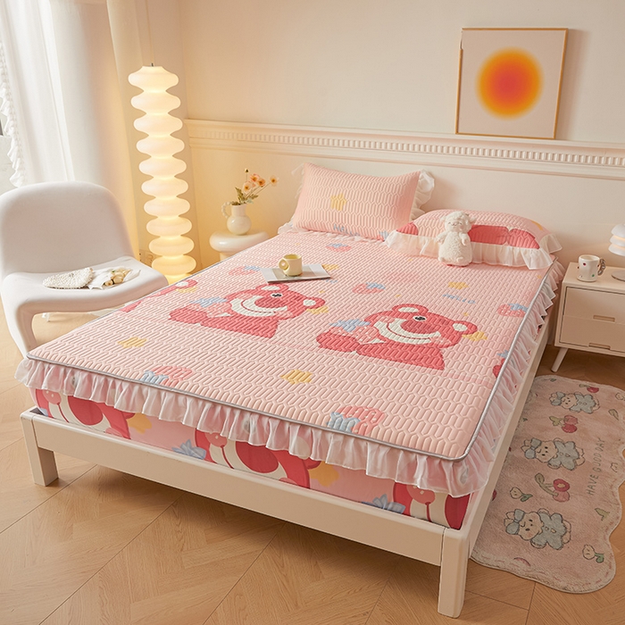 91家纺网 家纺一手货源 找家纺 伊人坊 2025新款A类凉感丝乳胶床笠凉席三件套-花边款 花边-草莓熊