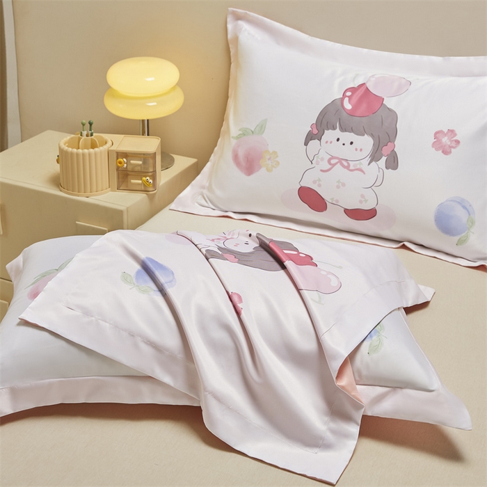 91家纺网 家纺一手货源 找家纺 笙意家纺 2025新款水洗真丝数码印花卡通枕套 樱桃女孩