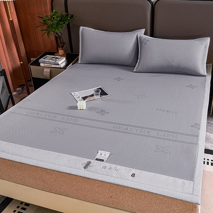 91家纺网 家纺一手货源 找家纺 青雅席业 2025年新款7A抗菌母婴级纯乙纶PE刺绣凉感丝豆豆席 四叶花-灰