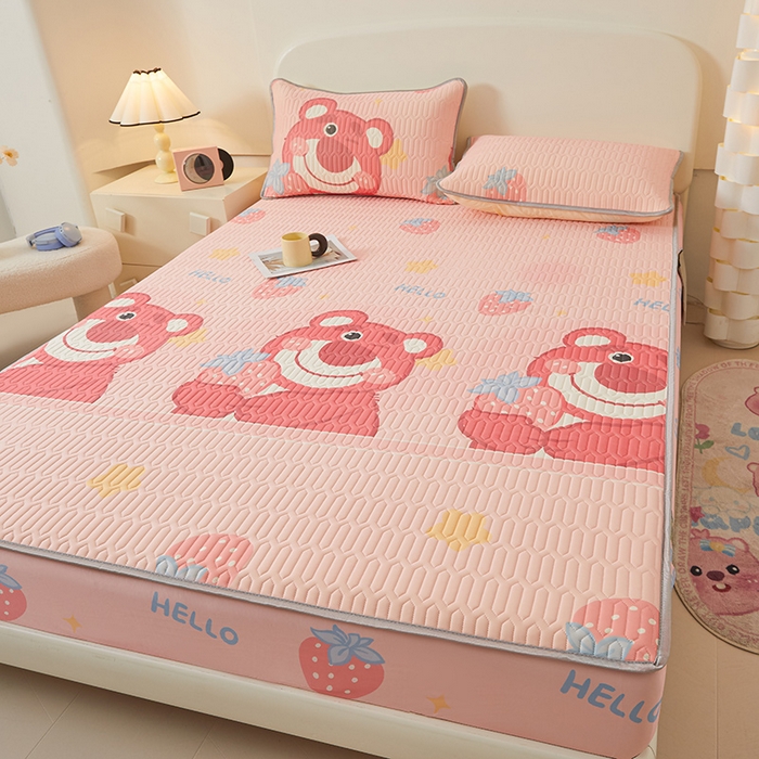 91家纺网 家纺一手货源 找家纺 伊人坊 2025新款A类凉感丝乳胶床笠凉席三件套 草莓熊