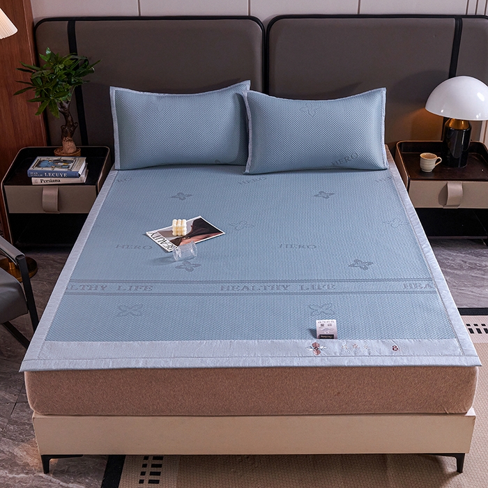 91家纺网 家纺一手货源 找家纺 青雅席业 2025年新款7A抗菌母婴级纯乙纶PE刺绣凉感丝豆豆席 四叶花-蓝