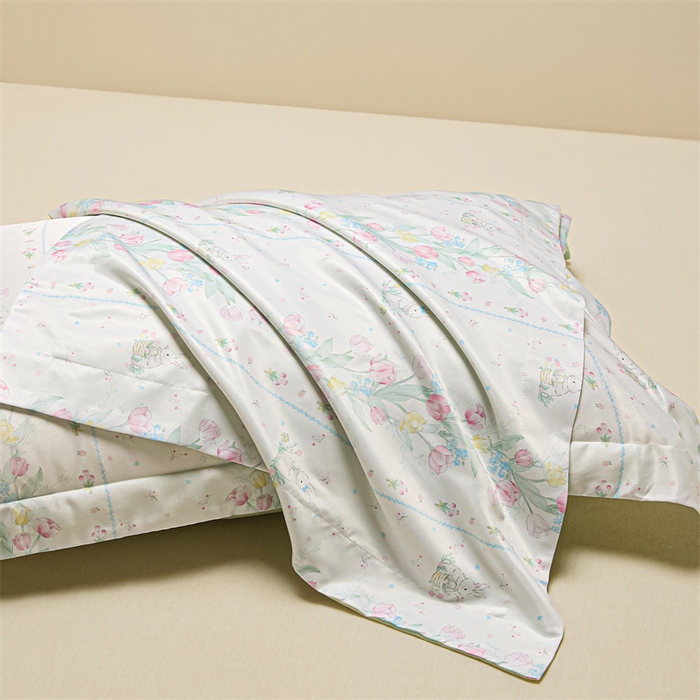 91家纺网 家纺一手货源 找家纺 笙意家纺 2025新款水洗真丝数码印花卡通枕套 花丛小兔