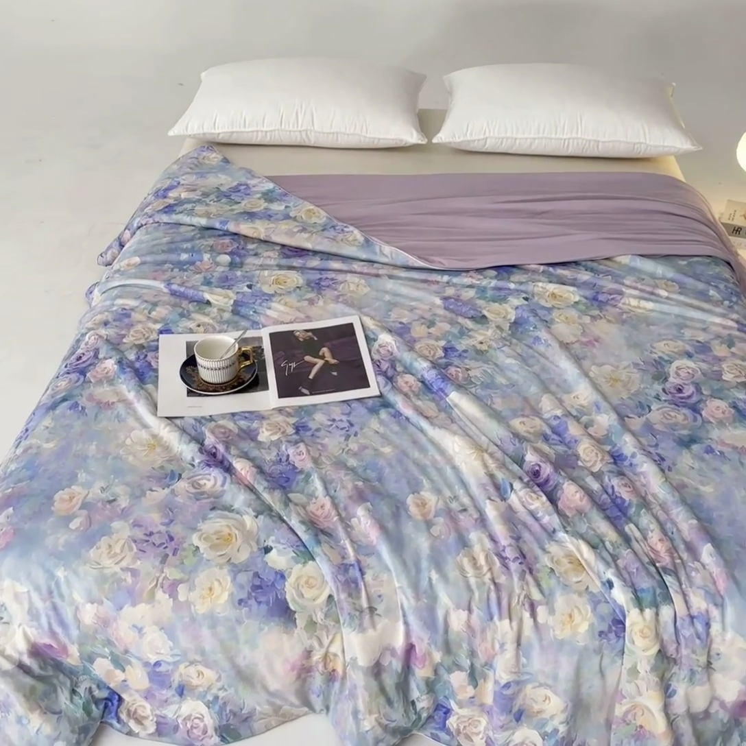 91家纺网 家纺一手货源 找家纺 睡棉坊 2025新款数码印花凉感丝水墨画系列夏被-场景二 迷香紫
