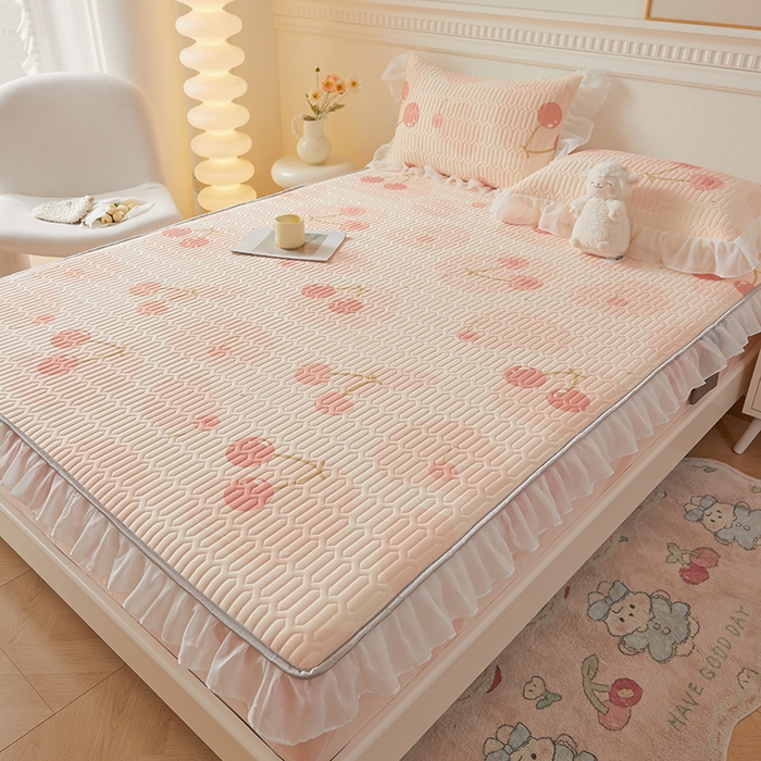 91家纺网 家纺一手货源 找家纺 伊人坊 2025新款A类凉感丝乳胶床笠凉席三件套-花边款 花边-甜甜樱桃