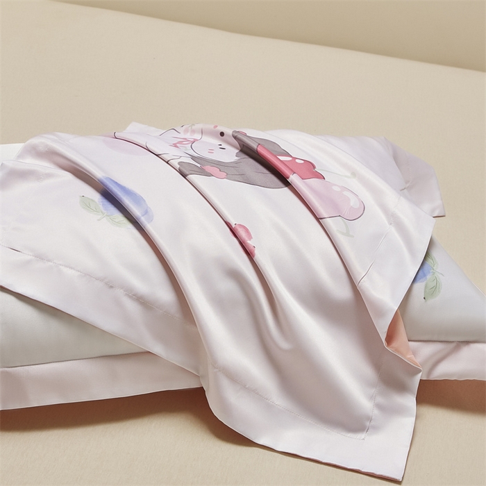 91家纺网 家纺一手货源 找家纺 笙意家纺 2025新款水洗真丝数码印花卡通枕套 樱桃女孩