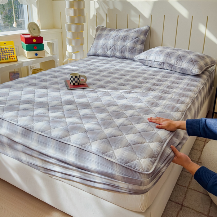 91家纺网 家纺一手货源 找家纺 U品汇 2025新款A类全棉夹棉防水床笠床罩单件隔尿透气床垫加厚防尘可水洗保护套 摩卡条纹-蓝