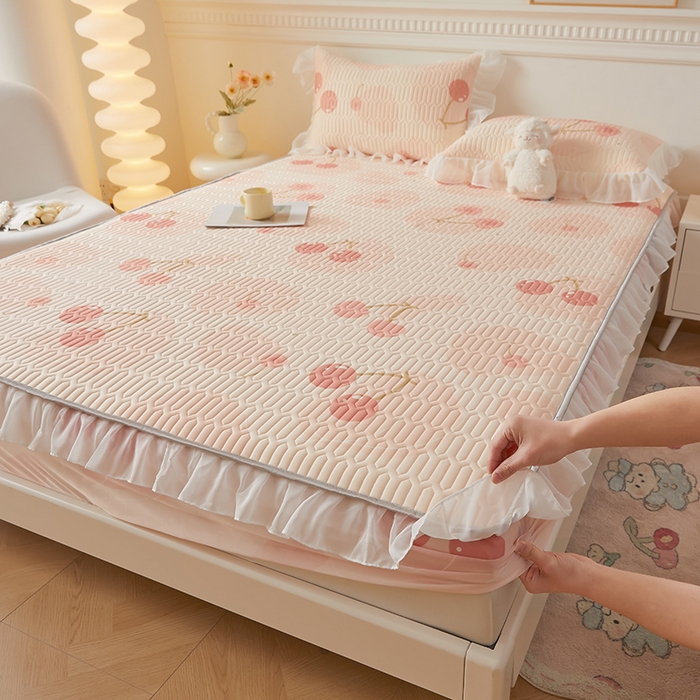 91家纺网 家纺一手货源 找家纺 伊人坊 2025新款A类凉感丝乳胶床笠凉席三件套-花边款 花边-甜甜樱桃