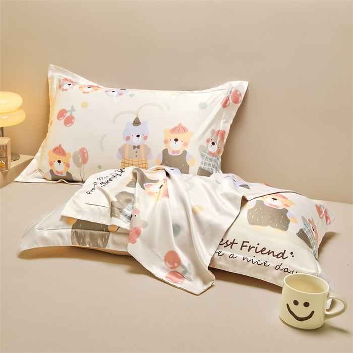 91家纺网 家纺一手货源 找家纺 笙意家纺 2025新款水洗真丝数码印花卡通枕套 小熊家园