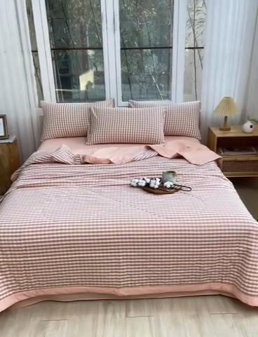 91家纺网 家纺一手货源 找家纺 柠萌家居 2025新款全棉色织水洗棉棉花夏被四件套里外全棉 夏凉被被子被芯 蜜粉小格