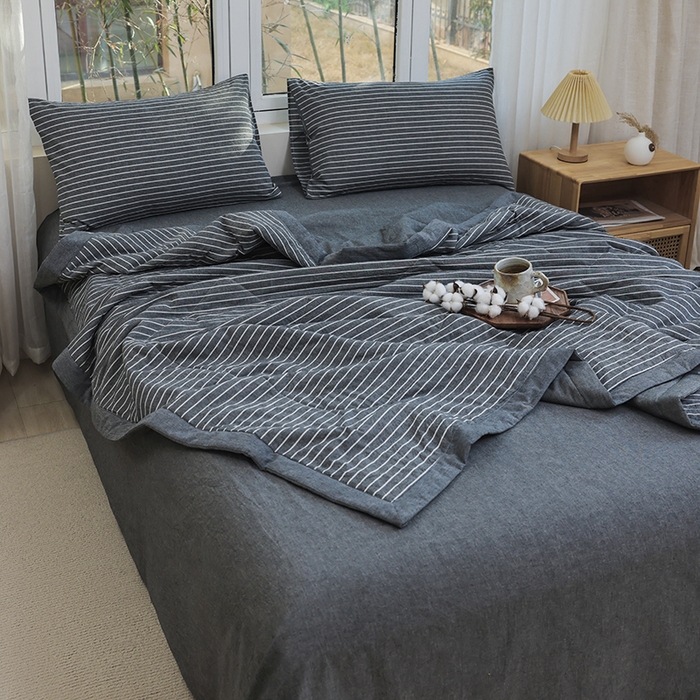 91家纺网 家纺一手货源 找家纺 柠萌家居 2025新款全棉色织水洗棉棉花夏被四件套里外全棉 夏凉被被子被芯 中条纹深灰