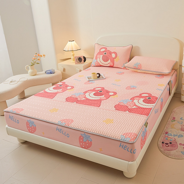 91家纺网 家纺一手货源 找家纺 伊人坊 2025新款A类凉感丝乳胶床笠凉席三件套 草莓熊