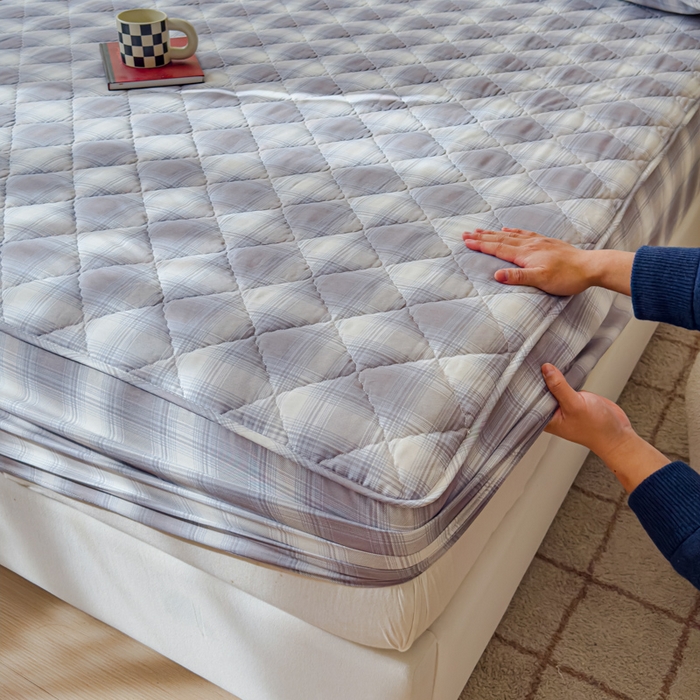 91家纺网 家纺一手货源 找家纺 U品汇 2025新款A类全棉夹棉防水床笠床罩单件隔尿透气床垫加厚防尘可水洗保护套 摩卡条纹-蓝