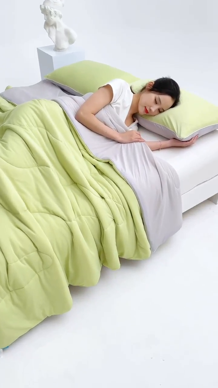 91家纺网 家纺一手货源 找家纺 米米儿家纺 2025新款跨境电商凉感丝夏被西瓜空调被 蜜瓜绿灰