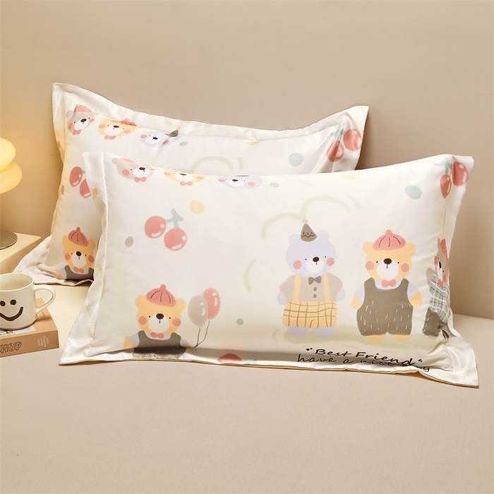 91家纺网 家纺一手货源 找家纺 笙意家纺 2025新款水洗真丝数码印花卡通枕套 小熊家园