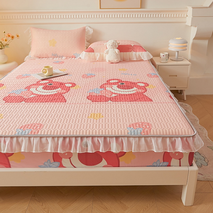 91家纺网 家纺一手货源 找家纺 伊人坊 2025新款A类凉感丝乳胶床笠凉席三件套-花边款 花边-草莓熊