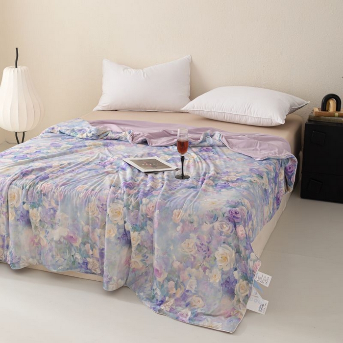 91家纺网 家纺一手货源 找家纺 睡棉坊 2025新款数码印花凉感丝水墨画系列夏被-场景二 迷香紫