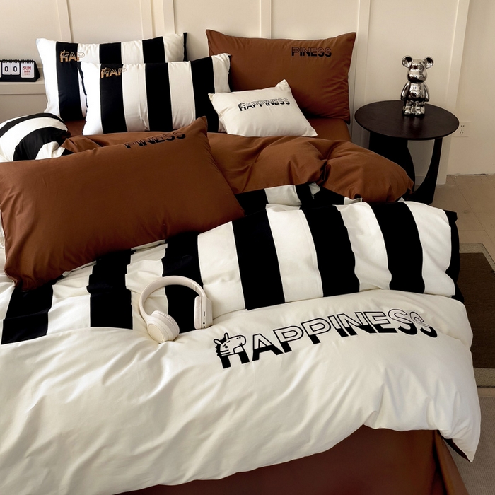 91家纺网 家纺一手货源 找家纺 娜娜 2025新款全棉拼接条纹绣花四件套  马克-宽条黑