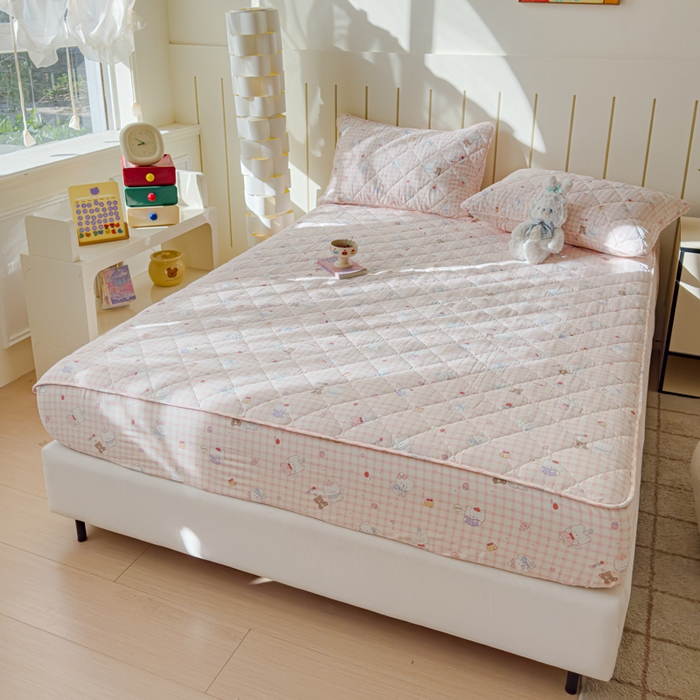 91家纺网 家纺一手货源 找家纺 U品汇 2025新款A类全棉夹棉防水床笠床罩单件隔尿透气床垫加厚防尘可水洗保护套 甜美梦境粉