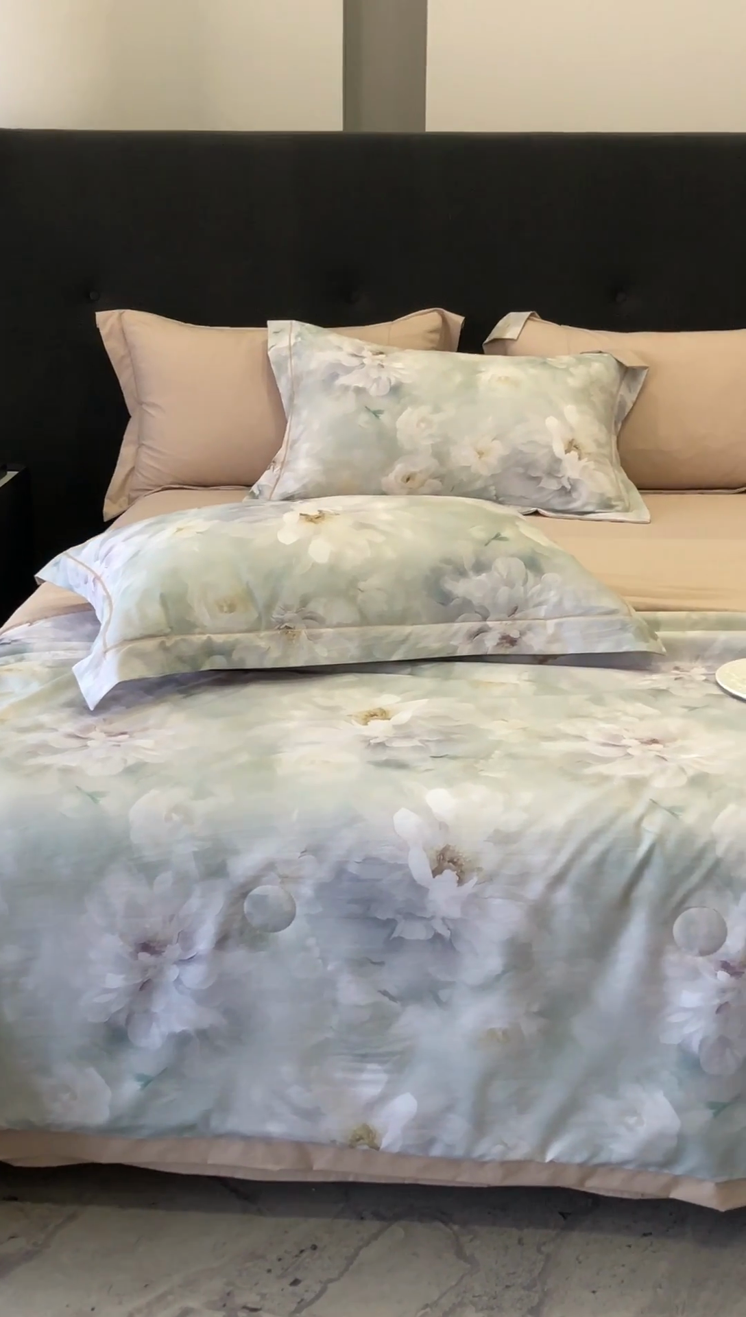 91家纺网 家纺一手货源 找家纺 立奥被业 2025新款雪纺纱夏被超柔数码印花夏被雪纺夏凉被 慕妆-米灰