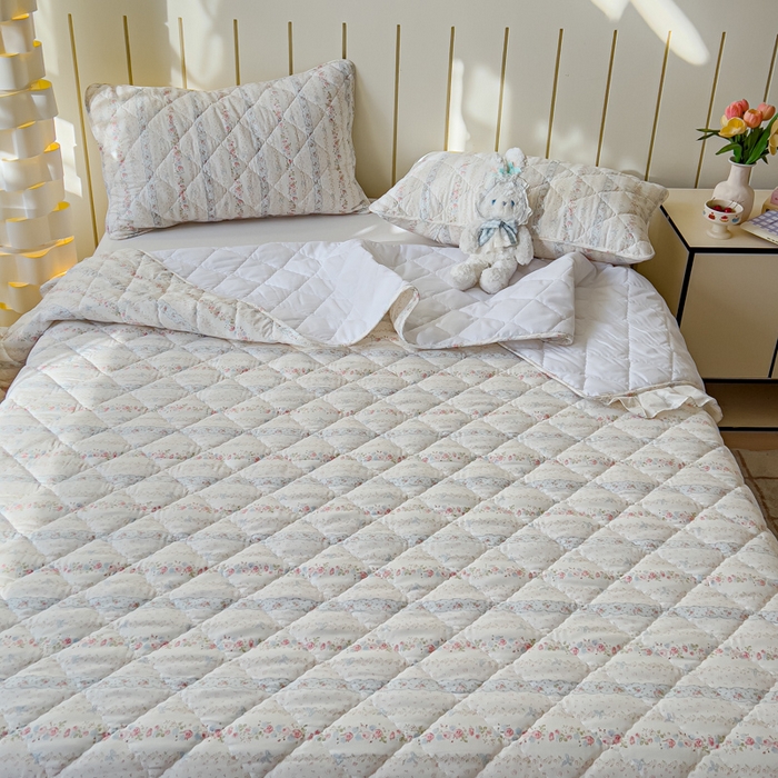 91家纺网 家纺一手货源 找家纺 U品汇 2025新品A类全棉夹棉床盖纯棉100%棉绗缝三件套炕垫褥子13372 G轻悠花梦