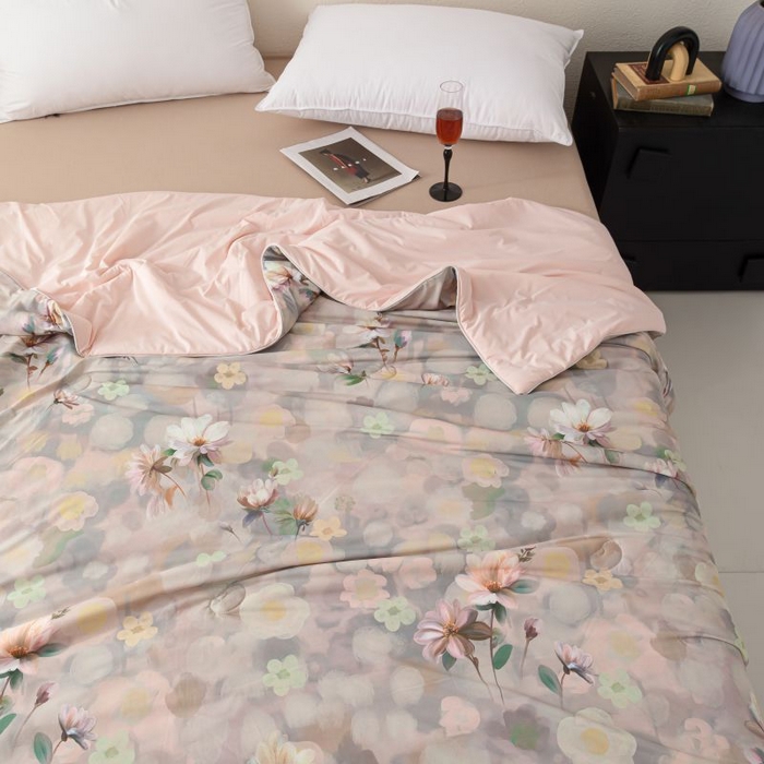 91家纺网 家纺一手货源 找家纺 睡棉坊 2025新款数码印花凉感丝水墨画系列夏被-场景二 静若繁花