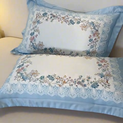 91家纺网 家纺一手货源 找家纺 笙意家纺 2025新款水洗真丝数码印花卡通枕套 花园梦境