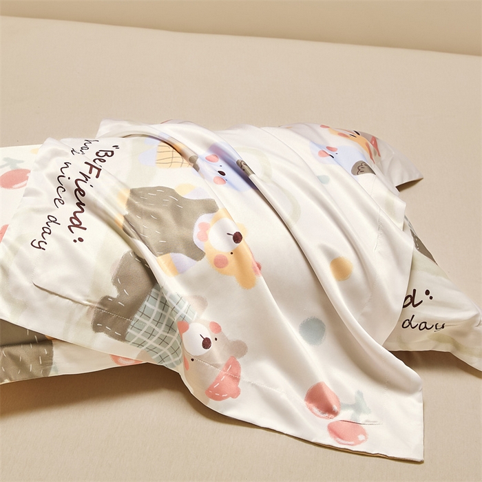 91家纺网 家纺一手货源 找家纺 笙意家纺 2025新款水洗真丝数码印花卡通枕套 小熊家园