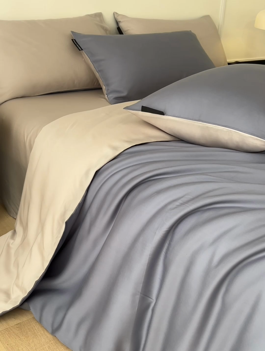 91家纺网 家纺一手货源 找家纺 笙意家纺 2025新款水洗真丝简约时尚四件套-简爱系列 简爱-宾利蓝+山灰