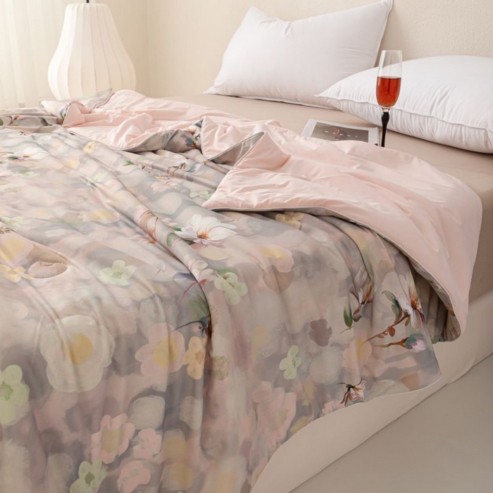 91家纺网 家纺一手货源 找家纺 睡棉坊 2025新款数码印花凉感丝水墨画系列夏被-场景二 静若繁花