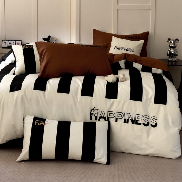 91家纺网 家纺一手货源 找家纺 娜娜 2025新款全棉拼接条纹绣花四件套  马克-宽条黑