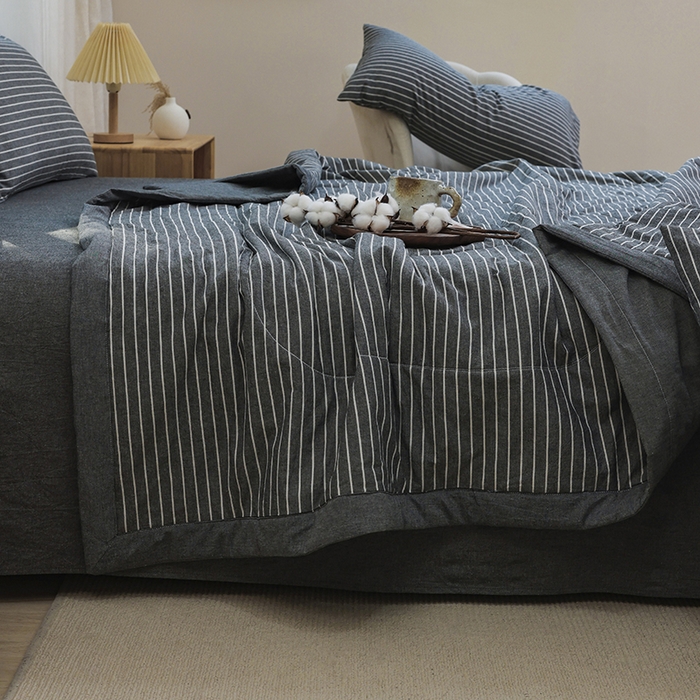 91家纺网 家纺一手货源 找家纺 柠萌家居 2025新款全棉色织水洗棉棉花夏被四件套里外全棉 夏凉被被子被芯 中条纹深灰