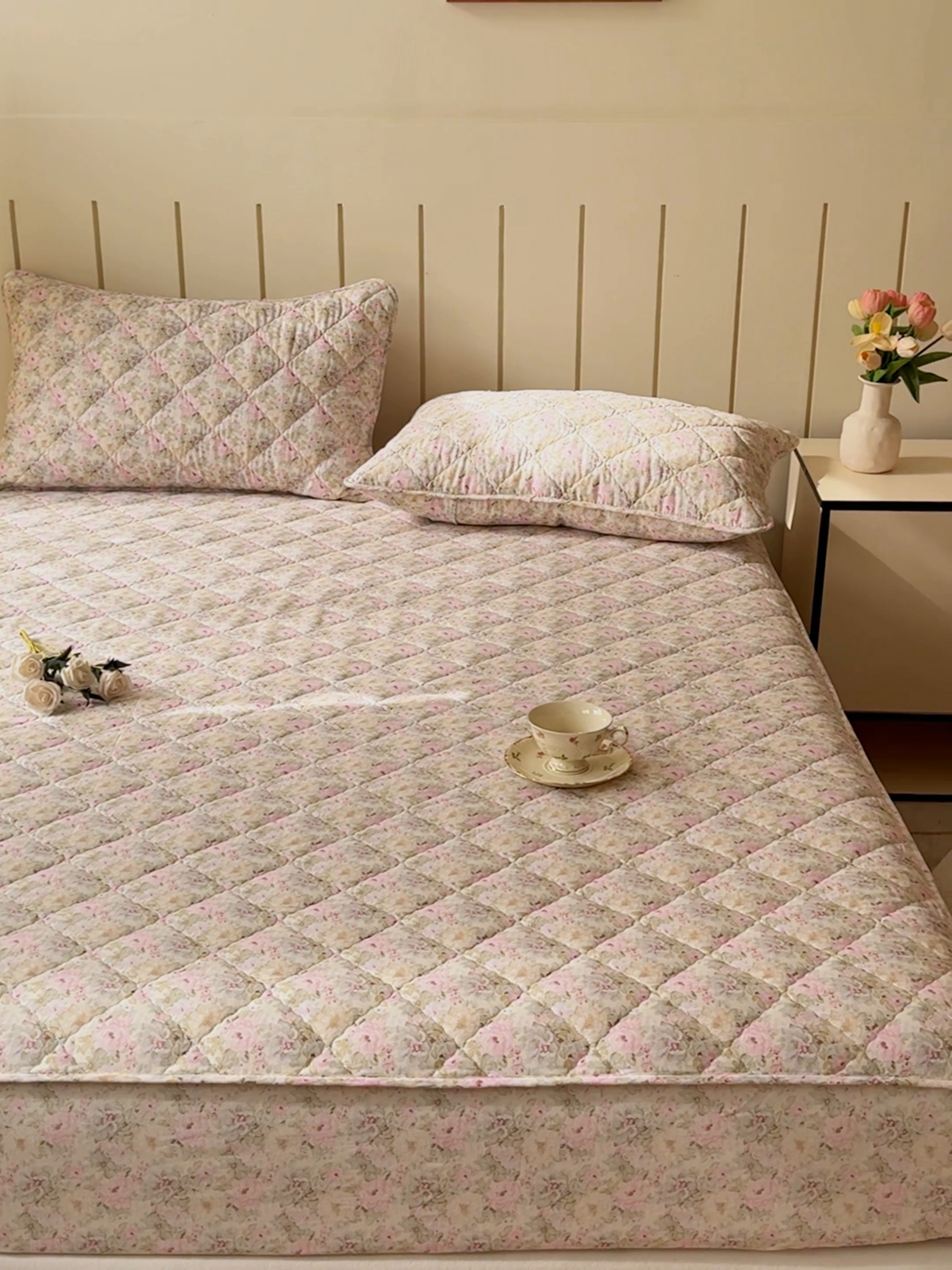 91家纺网 家纺一手货源 找家纺 U品汇 2025新款A类全棉夹棉防水床笠床罩单件隔尿透气床垫加厚防尘可水洗保护套 杏园暖秋粉