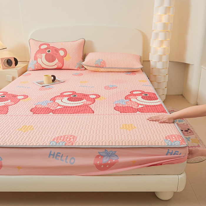 91家纺网 家纺一手货源 找家纺 伊人坊 2025新款A类凉感丝乳胶床笠凉席三件套 草莓熊