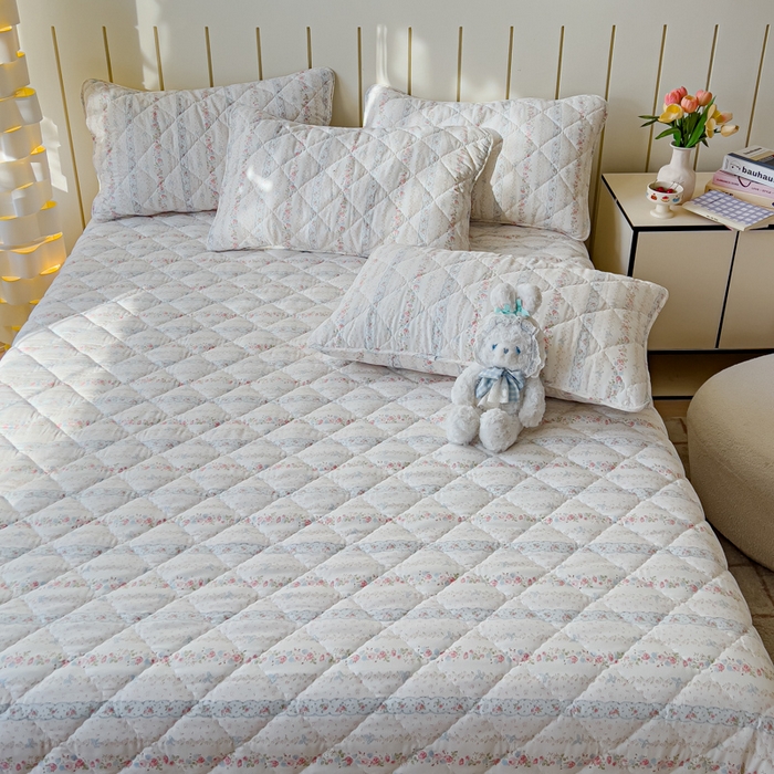 91家纺网 家纺一手货源 找家纺 U品汇 2025新品A类全棉夹棉床盖纯棉100%棉绗缝三件套炕垫褥子13372 G轻悠花梦