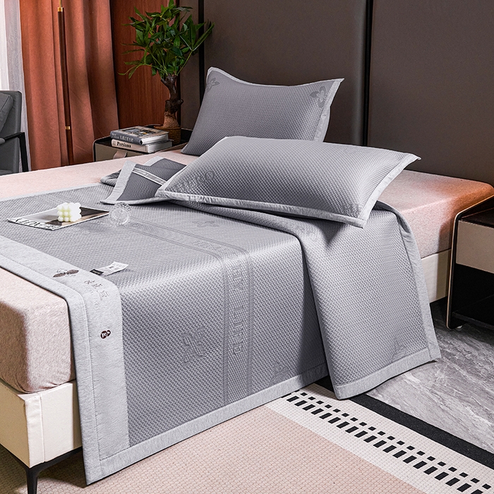 91家纺网 家纺一手货源 找家纺 青雅席业 2025年新款7A抗菌母婴级纯乙纶PE刺绣凉感丝豆豆席 四叶花-灰