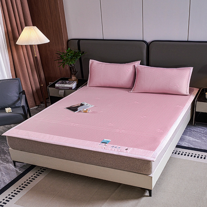 91家纺网 家纺一手货源 找家纺 青雅席业 2025年新款7A抗菌母婴级纯乙纶PE刺绣凉感丝豆豆席 蝴蝶结-粉