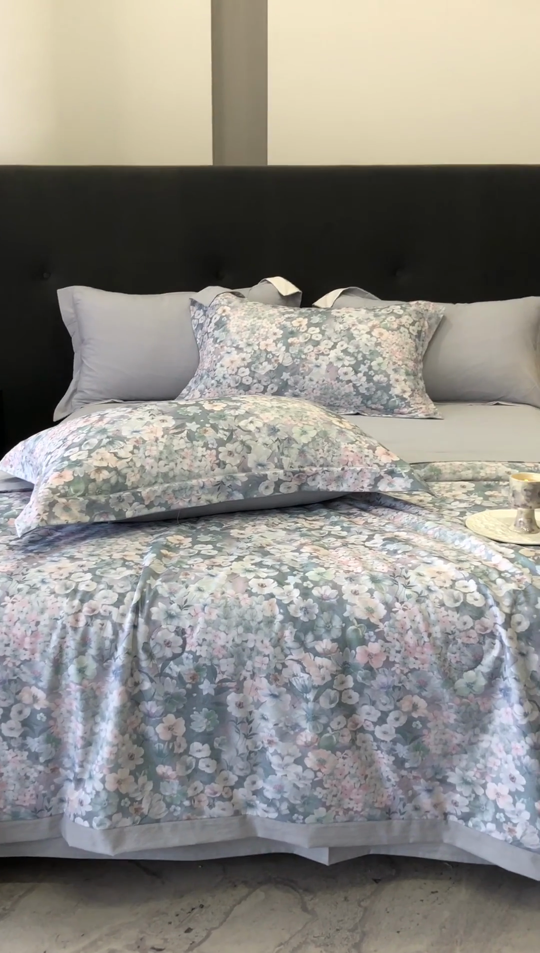 91家纺网 家纺一手货源 找家纺 立奥被业 2025新款雪纺纱夏被超柔数码印花夏被雪纺夏凉被 春芽萌动-浅灰