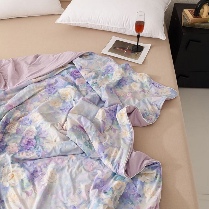 91家纺网 家纺一手货源 找家纺 睡棉坊 2025新款数码印花凉感丝水墨画系列夏被-场景二 迷香紫