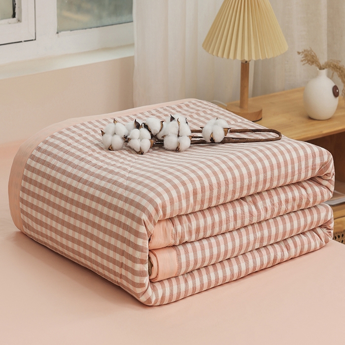 91家纺网 家纺一手货源 找家纺 柠萌家居 2025新款全棉色织水洗棉棉花夏被四件套里外全棉 夏凉被被子被芯 蜜粉小格