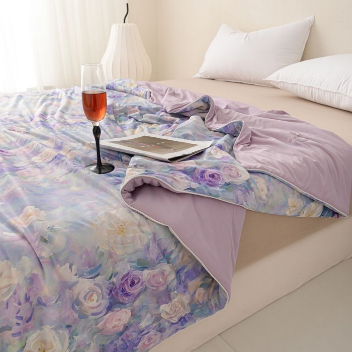 91家纺网 家纺一手货源 找家纺 睡棉坊 2025新款数码印花凉感丝水墨画系列夏被-场景二 迷香紫