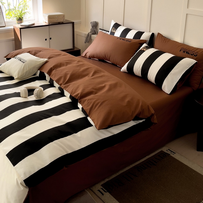 91家纺网 家纺一手货源 找家纺 娜娜 2025新款全棉拼接条纹绣花四件套  马克-宽条黑