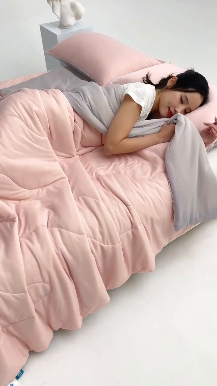 91家纺网 家纺一手货源 找家纺 米米儿家纺 2025新款跨境电商凉感丝夏被西瓜空调被 樱花粉灰