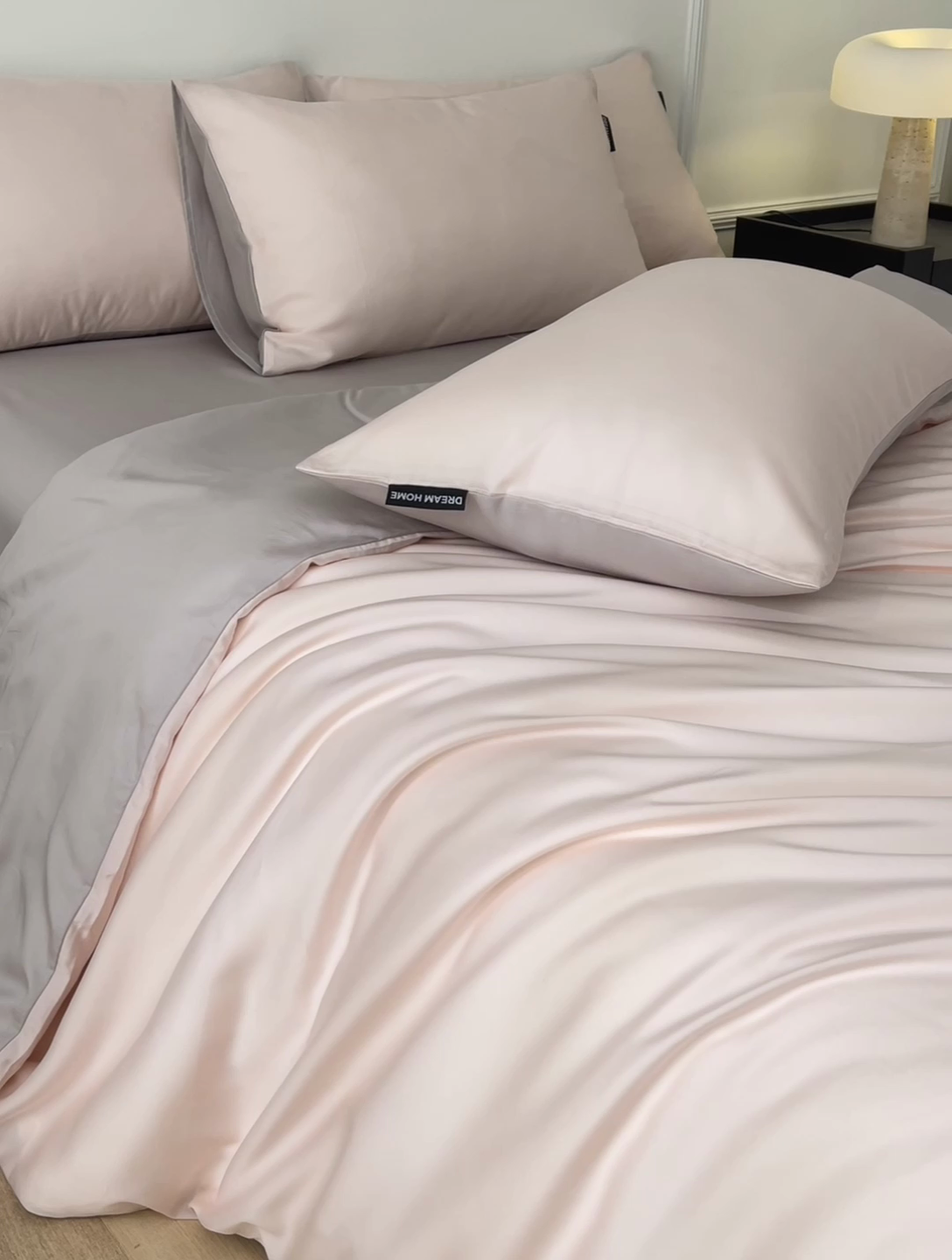 91家纺网 家纺一手货源 找家纺 笙意家纺 2025新款水洗真丝简约时尚四件套-简爱系列 简爱-奶油粉+山灰