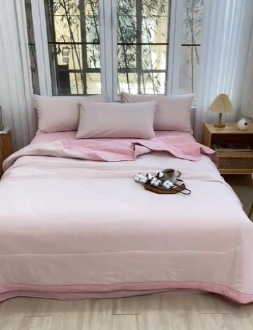 91家纺网 家纺一手货源 找家纺 柠萌家居 2025新款全棉色织水洗棉棉花夏被四件套里外全棉 夏凉被被子被芯 粉密条