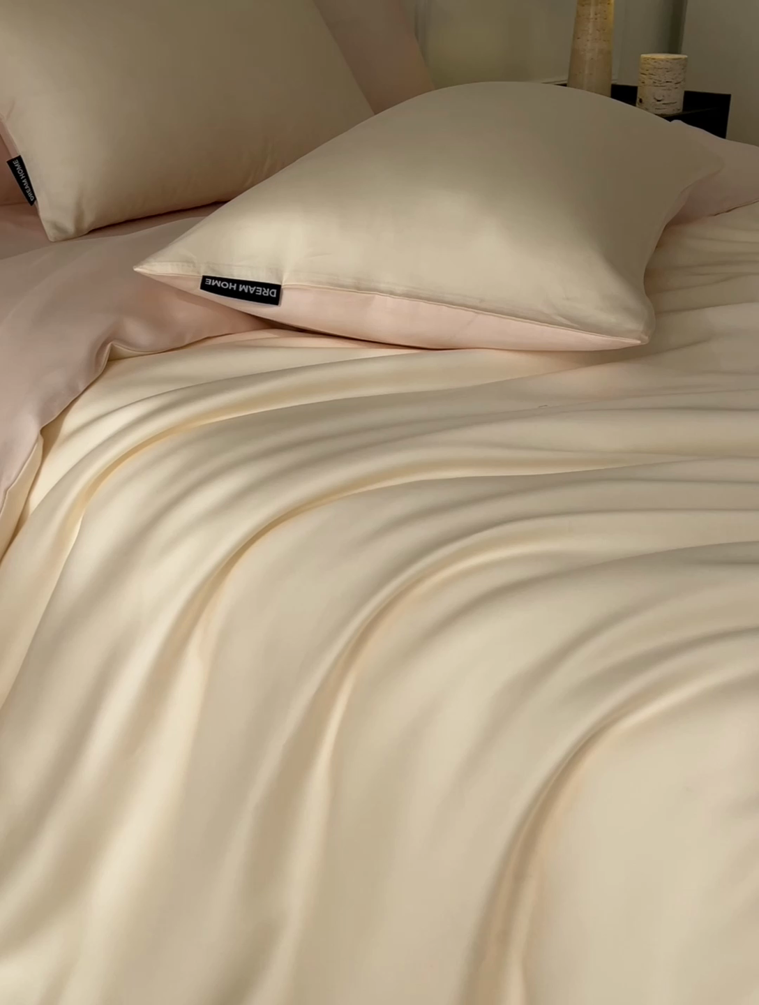 91家纺网 家纺一手货源 找家纺 笙意家纺 2025新款水洗真丝简约时尚四件套-简爱系列 简爱-奶昔白+奶油粉