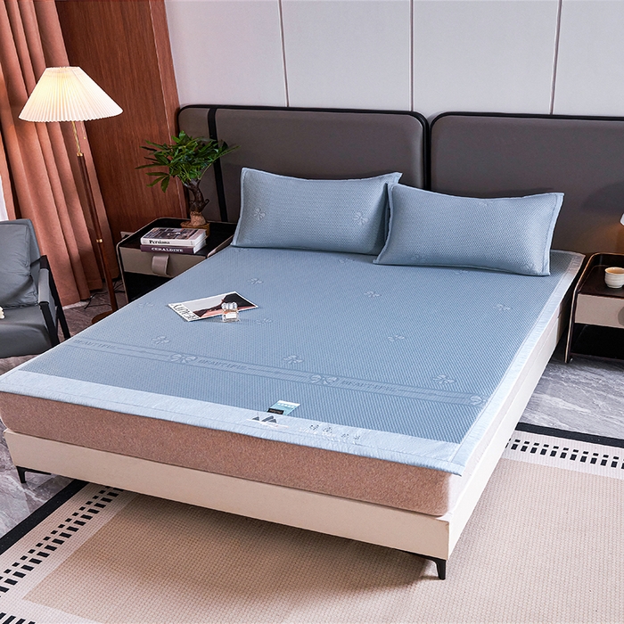 91家纺网 家纺一手货源 找家纺 青雅席业 2025年新款7A抗菌母婴级纯乙纶PE刺绣凉感丝豆豆席 蝴蝶结-蓝