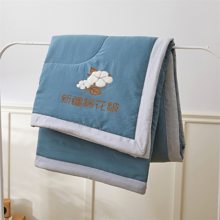 91家纺网 家纺一手货源 找家纺  2025新款A类100%新疆棉花夏凉被纯棉全棉填充毛巾绣绣花纯色双拼原棉空调被夏被 云暖-海岛蓝