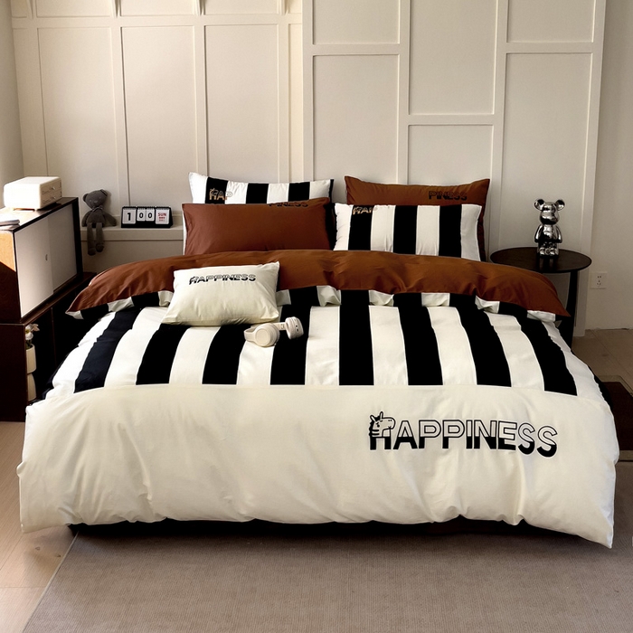 91家纺网 家纺一手货源 找家纺 娜娜 2025新款全棉拼接条纹绣花四件套  马克-宽条黑